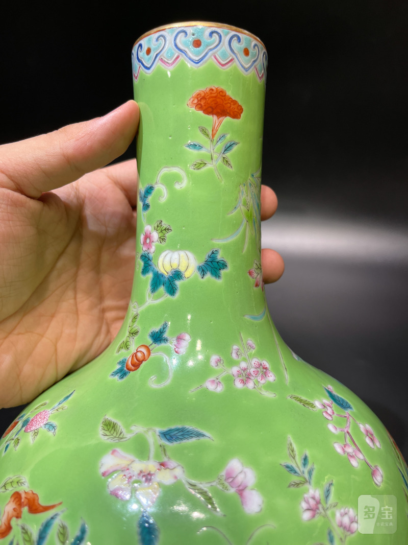 清中期 秋葵绿地洋彩蝠桃蝶恋花纹天球瓶 - 图12